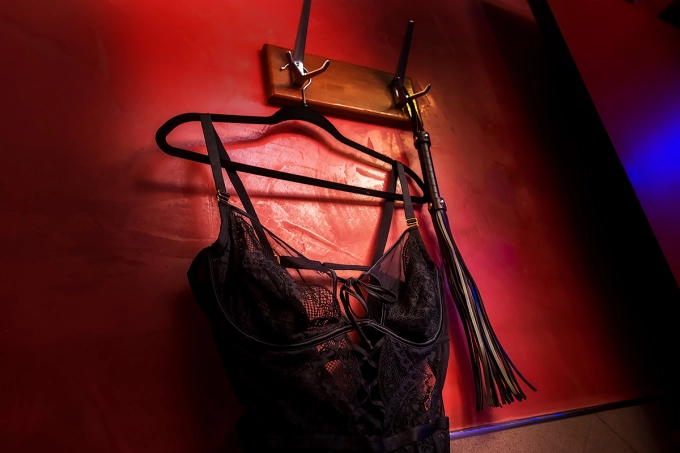 Kleding binnen bij raamprostitutie Alkmaar