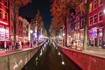 Amsterdam draait eerdere sluitingstijden sekswerkers Wallen terug