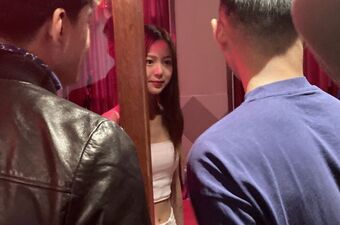 Chi è la donna dietro la finestra? Registrazioni nella strada del sesso di Alkmaar per il canale televisivo di Hong Kong